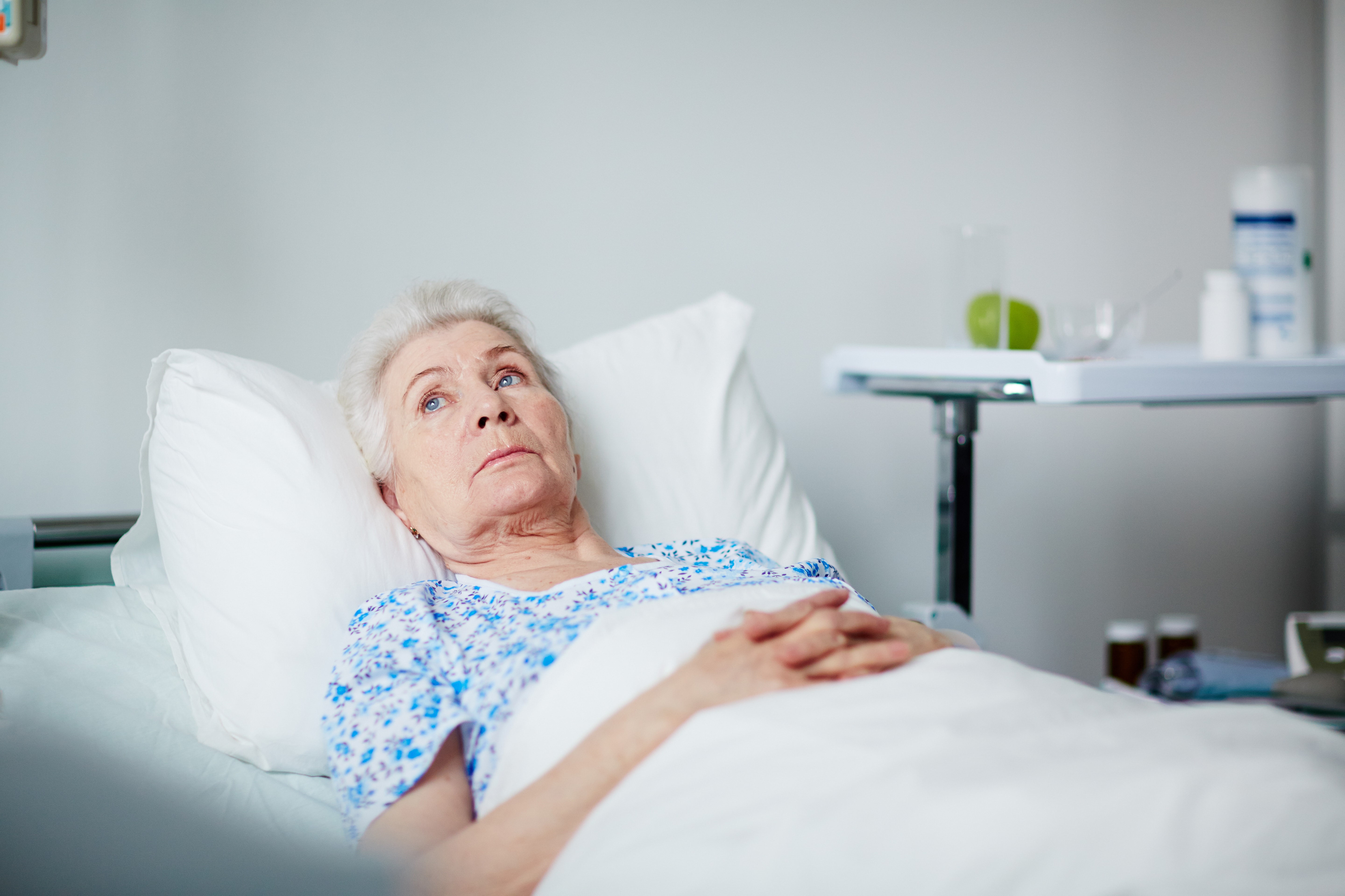 Женщина пожилых лет в каком то спальном. Лежачий больной. Лежачий пациент. Пациент лежит. Пожилая женщина в больнице лежит.
